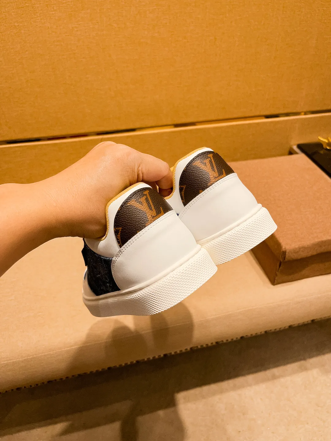 Men's shoes💰 400💰[LV]🔥Louis Vuitton, high-end men's shoes brand, official website 1:1 latest masterpiece: the upper is made of Italian imported first-layer cowhide with a comfortable and breathable lining➕original non-slip and wear-resistant outsole🔥, making walking more convenient and comfortable! An exclusive new model, a stunning work, a beautiful 1:1 replica [color] compared to the official quality! Create a fashionable personality to set off your uniqueness! A must-have for trendy men! Classic 🔥Size: 38-44 Color: 🔥 3⃣️colors available🔥.